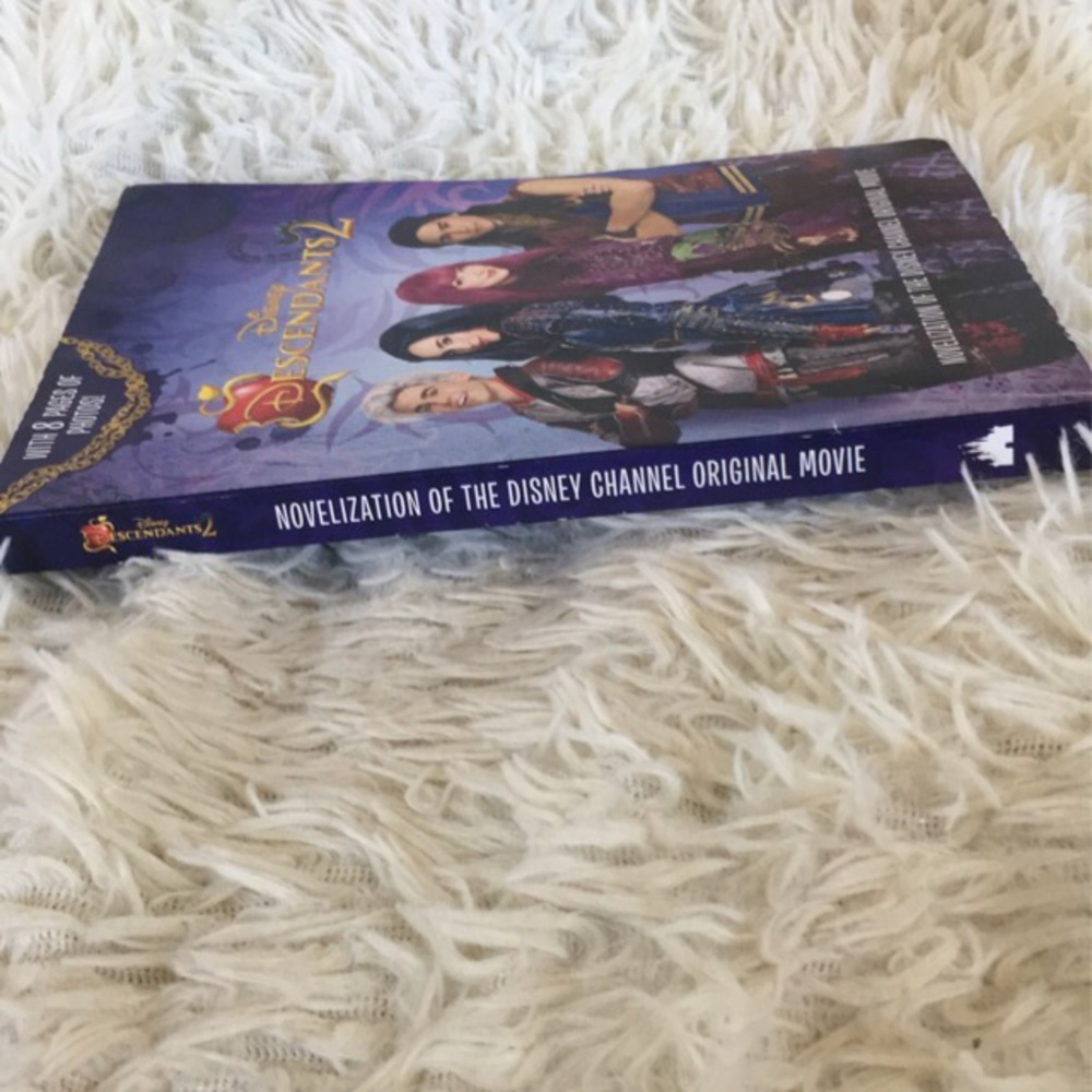 Used Descendants 2 chapter book - Picture 4 of 4